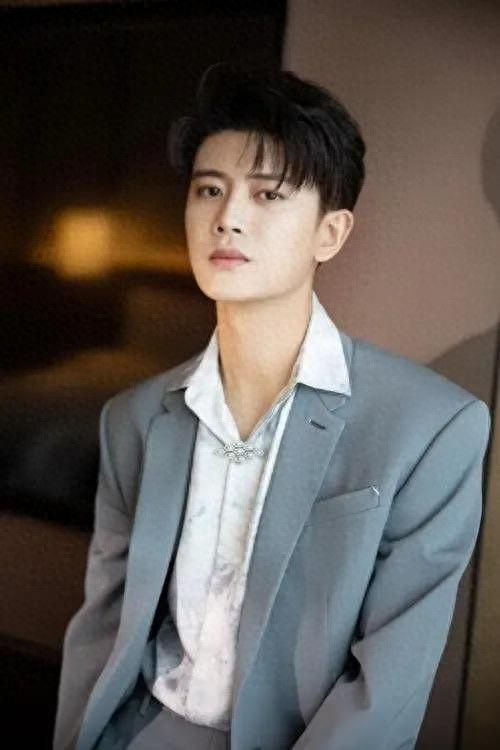 男明星嘉伦