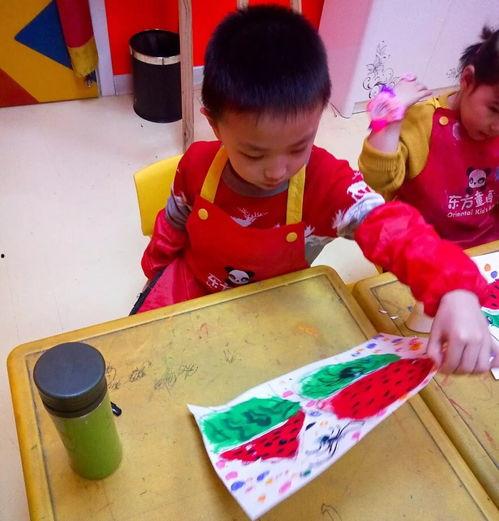 吃瓜绘画作品,一幅吃瓜绘画作品中的夏日风情