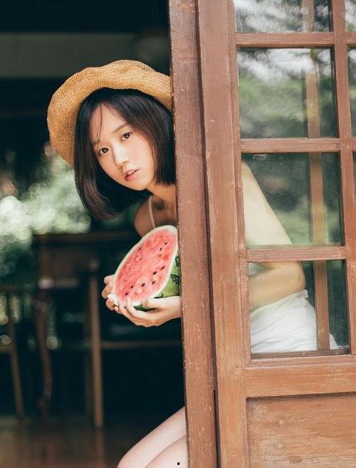 吃瓜白衣女孩头像